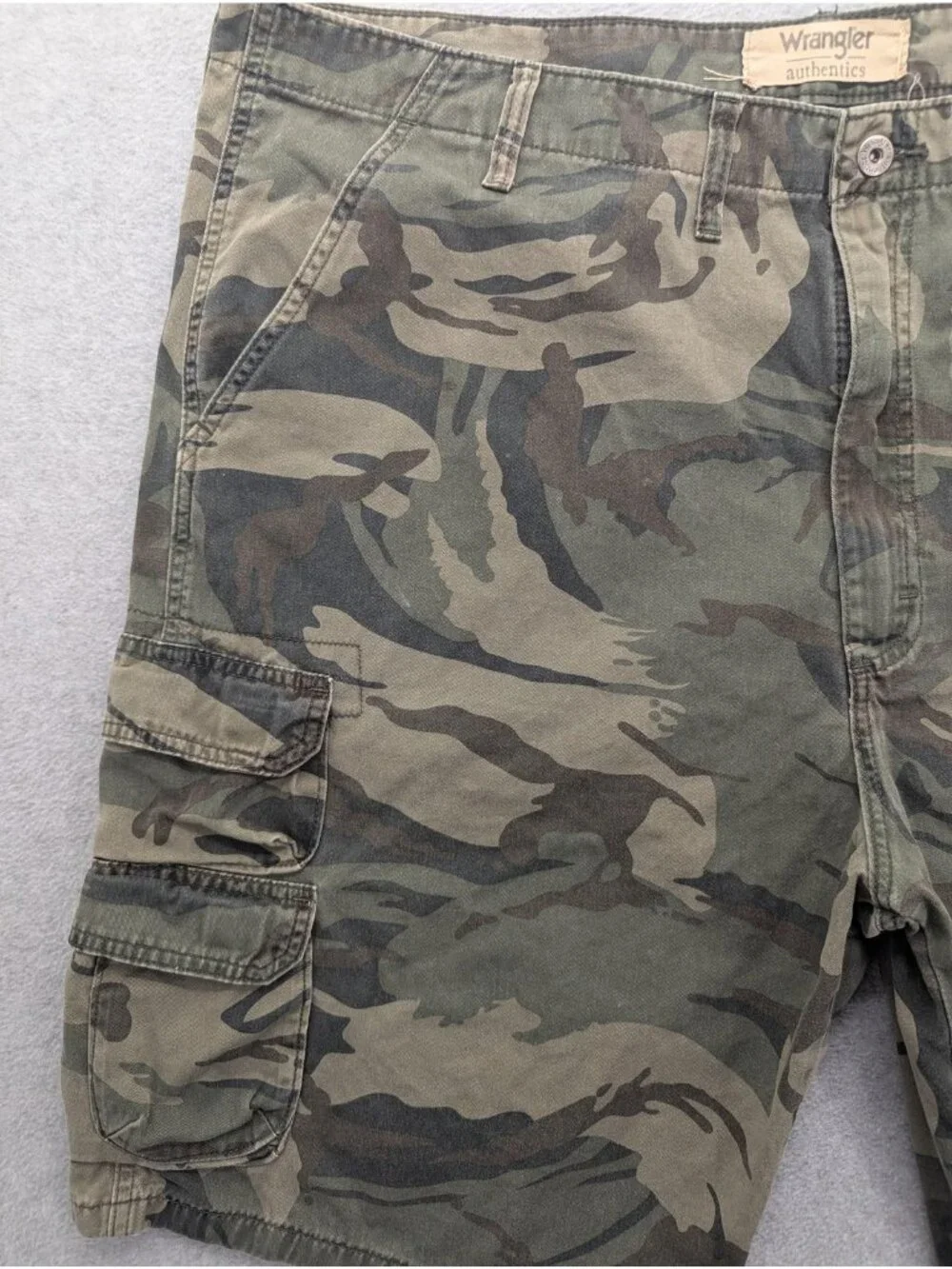 Wrangler Cargo Shorts Mens 46 Green Camo Relaxed Fit 10 Inseam Outdoor Casual